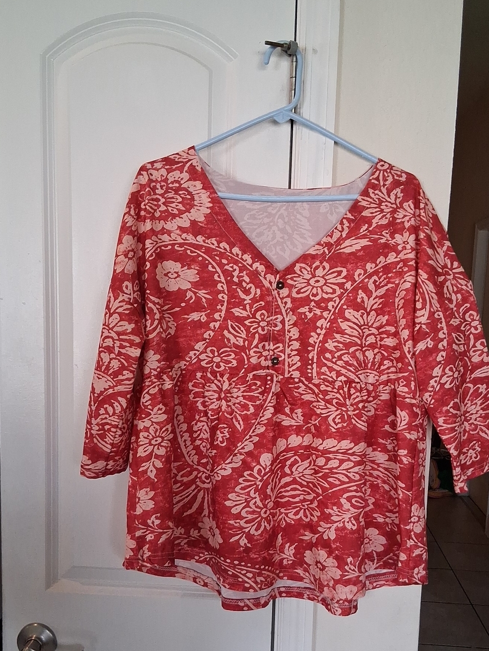 H: Women's Red Floral V-Neck Button-Front Top